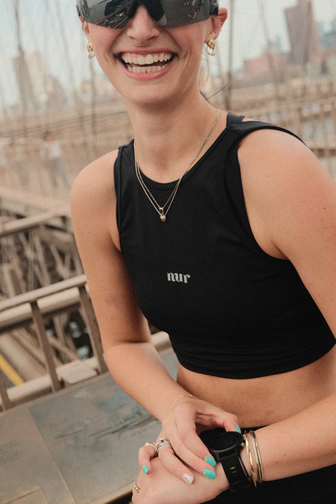 Corredora con top nur en el puente de Brooklyn